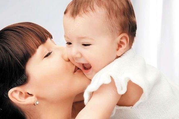 朱丹懷抱女兒親吻其小手，親吻寶寶時(shí)要注意什么？(4)