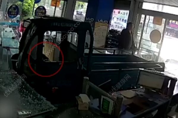 電動三輪車突然沖進手機店，“肇事者”卻是條狗(2)