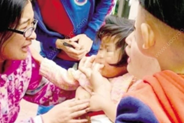 2歲女童奶糖卡喉，女護(hù)士“伸手”被咬出血，異物卡喉如何緊急施救(1)