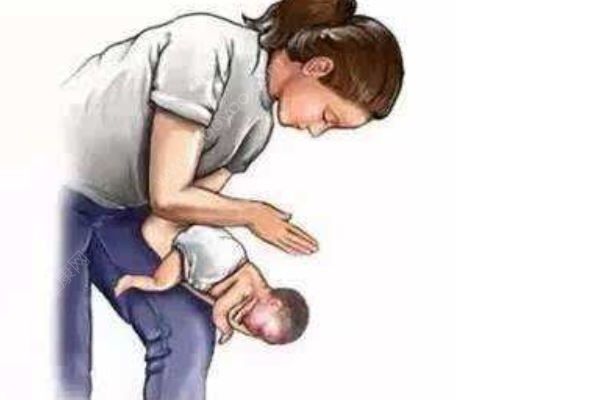 2歲女童奶糖卡喉，女護(hù)士“伸手”被咬出血，異物卡喉如何緊急施救(3)