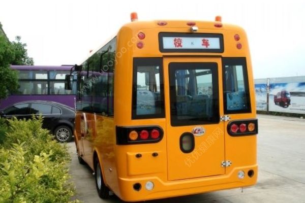 安徽宿州幼兒園校車翻車，司機(jī)身亡一名學(xué)生受傷(2)