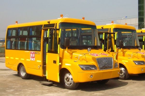 安徽宿州幼兒園校車翻車，司機(jī)身亡一名學(xué)生受傷(3)