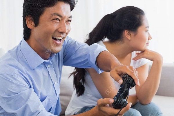男子沉迷槍戰(zhàn)游戲網(wǎng)購仿真槍，天臺(tái)“練槍”被拘留(2)