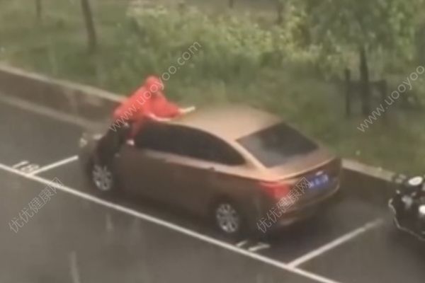 男子暴雨中淡定洗車，網(wǎng)友：別穿雨披順便洗個澡(1)