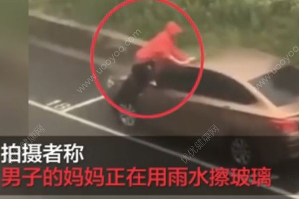 男子暴雨中淡定洗車，網(wǎng)友：別穿雨披順便洗個澡(3)