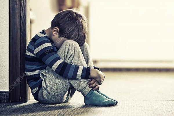 17歲少年騎摩托撞傷7歲男童，交800元住院費后跳樓(4)