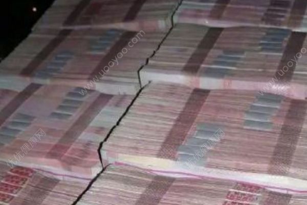 嫌200萬分手費太少，把整整一箱現(xiàn)金都扔了！(1)
