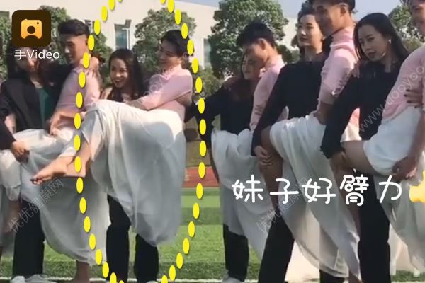 大四男生穿裙子被女生公主抱，畢業(yè)照怎么拍才好看(2)