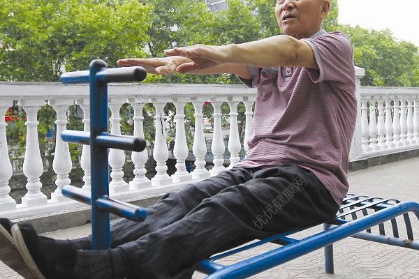 101歲老人每天40個仰臥起坐，老人做仰臥起坐要注意什么(3)