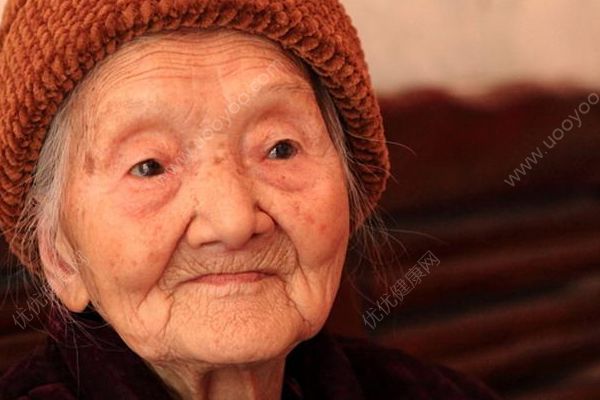 101歲老人每天40個仰臥起坐，老人做仰臥起坐要注意什么(4)
