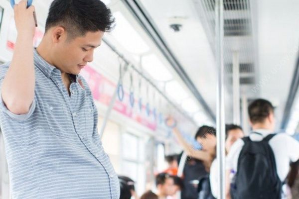奶爸挺8斤“孕肚”過(guò)一天：做家務(wù)很費(fèi)力(4)