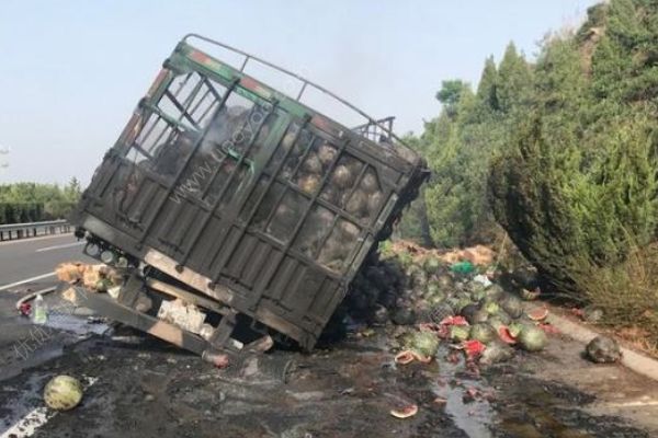 半掛車高速上自燃起火，整整一車西瓜被烤糊(2)