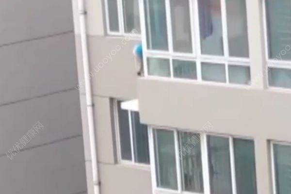 2歲男童墜樓瞬間，鄰居奮力將他接住(2)