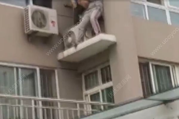 2歲男童墜樓瞬間，鄰居奮力將他接住(4)