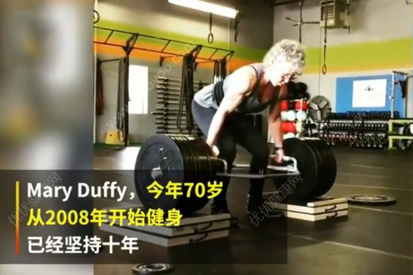 70歲奶奶硬拉270斤！負(fù)重140斤平板支撐！(2)