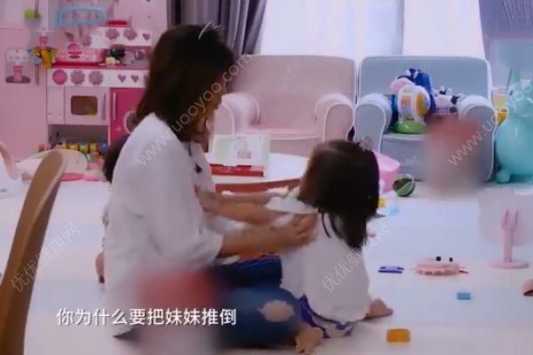 咘咘吃醋推倒波妞！媽媽賈靜雯非常生氣！(3)