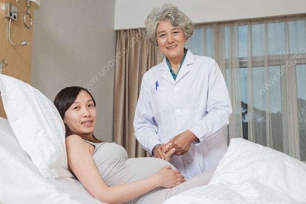 剖宮產(chǎn)嬰兒臉部被割傷縫8針，手術(shù)醫(yī)生被停職(2)