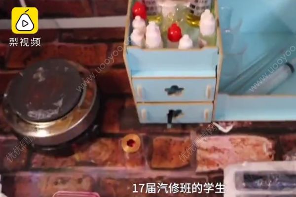 汽修班大一男生宿舍自制口紅賣：網(wǎng)上自學(xué)技術(shù)，售價(jià)55元(2)