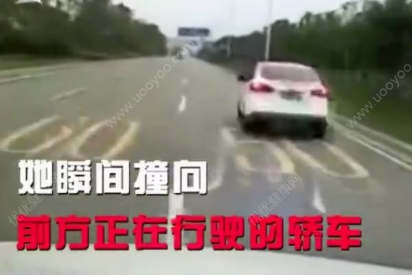 開車玩手機(jī)有多危險(xiǎn)，女子開車玩手機(jī)撞前車(2)