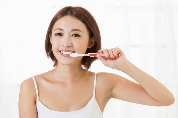 女子做微商囤太多牙膏，強(qiáng)迫家人一天刷5次牙(2)