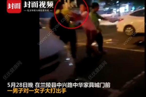 女子被男同事掐脖毆打，襠部腹部遭猛踢(1)