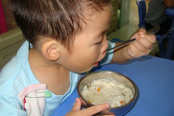 3歲娃捧碗摔跤劃破肚皮腸子流出，專家推薦塑料碗筷(2)