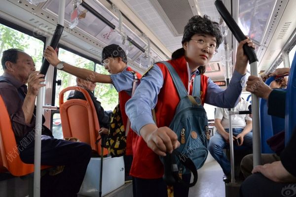 “公交”將持老年證老人轟下車：政府發(fā)的證找政府去！(2)