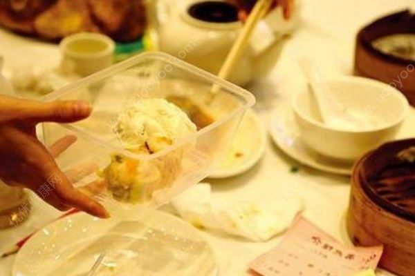 女子相親時打包剩菜被男子拉黑，相親時的注意事項(1)