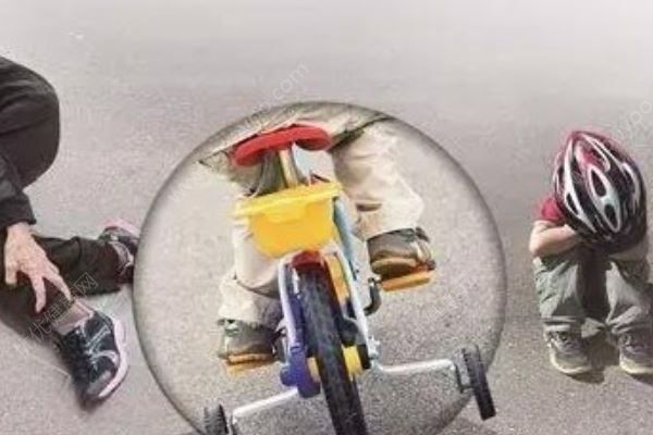3歲娃騎童車絆倒大媽，算不算交通事故？雙方爭執(zhí)交警犯難(1)