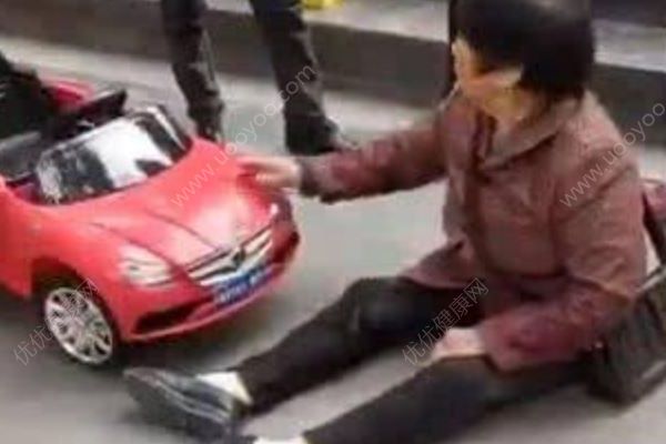 3歲娃騎童車絆倒大媽，算不算交通事故？雙方爭執(zhí)交警犯難(2)