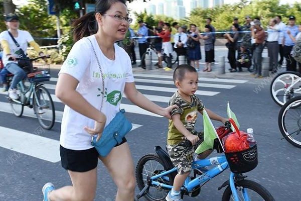3歲娃騎童車絆倒大媽，算不算交通事故？雙方爭執(zhí)交警犯難(3)