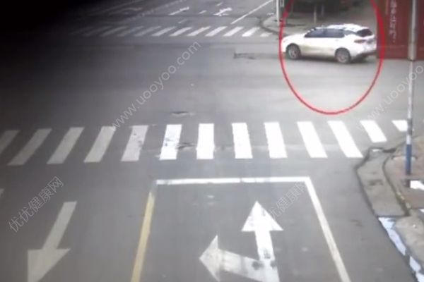 14歲“熊孩子”偷開家中越野車，載上三伙伴街頭兜風(fēng)(1)