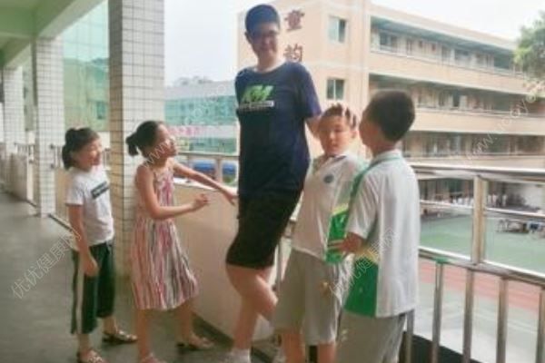 11歲男孩身高已超2.06米，或成為全球最高小學(xué)生，小孩增高方法(1)