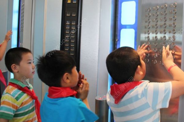 男孩電梯內(nèi)小便，媽媽罰其清掃1月電梯(2)