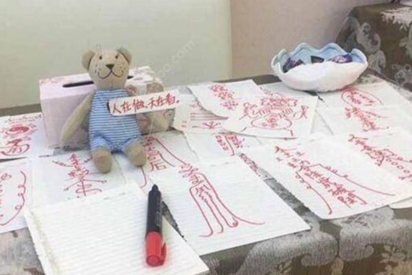 男子不滿隆鼻效果畫符扎娃娃詛咒，醫(yī)院：無理取鬧(2)