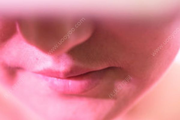 她整容整歪鼻子，如今藥不離身：事后才知被無(wú)證醫(yī)生拿來(lái)練手(1)