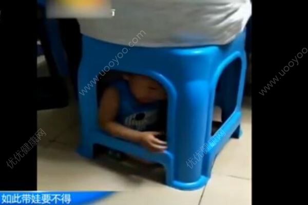 親媽玩麻將怕孩子亂跑，將其罩在凳子下？(1)