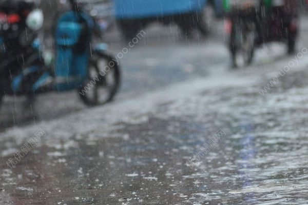 孕婦暴雨被困擔(dān)心胎兒不敢下樓，消防:往我肩上踩(3)