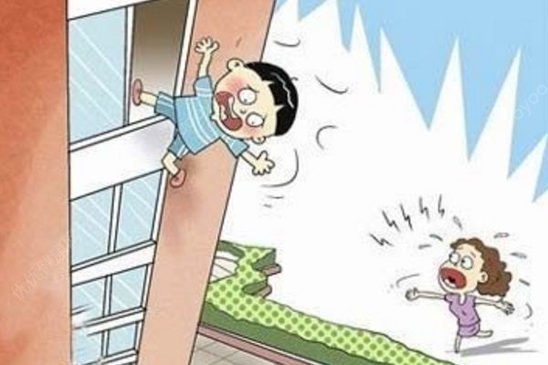 媽媽下樓扔垃圾，4歲和1歲姐妹從5樓窗口墜下重傷(2)