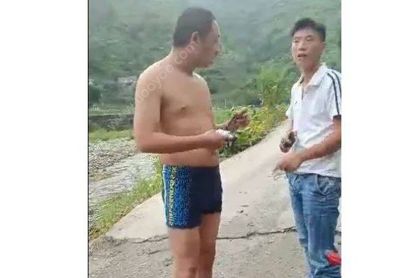 海關人員穿吊帶裙工作被拍，知道原因后網友一邊倒(2)