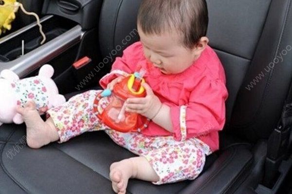 媽媽開車拐了個彎，1歲半男童被磕斷舌頭(1)