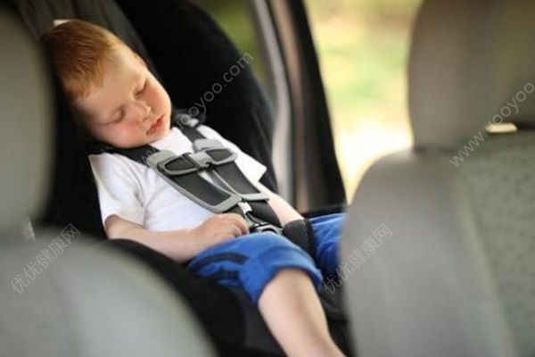 媽媽開車拐了個彎，1歲半男童被磕斷舌頭(4)