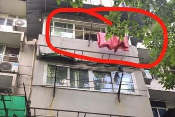 杭州一小女孩從4樓墜下，媽媽抱著弟弟沖下來(1)
