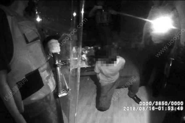 男子為“釋放壓力”狂砸百余輛汽車，已被警方刑拘(2)