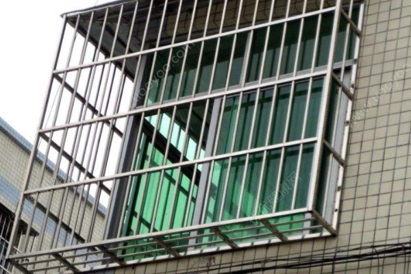 4歲女童脖子被卡陽臺(tái)防盜網(wǎng)，整個(gè)人吊在空中(3)