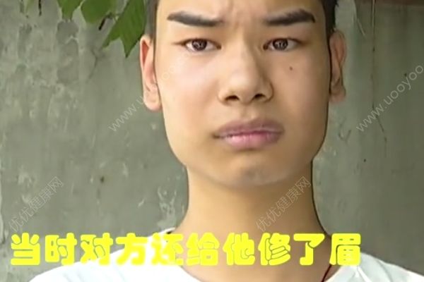 小伙理發(fā)提發(fā)際線要4萬(wàn)塊錢(qián)，發(fā)際線男孩表情包(3)