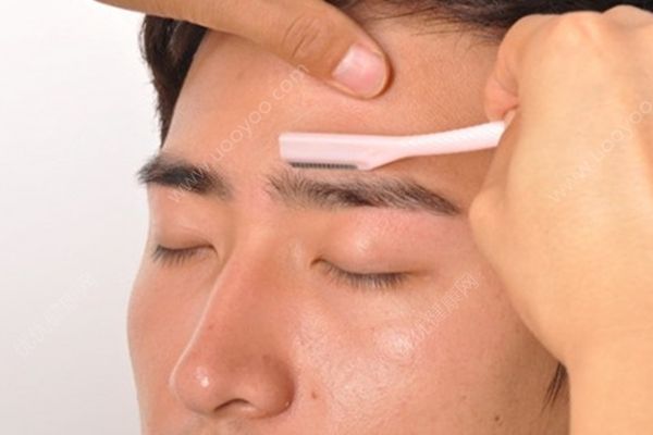 小伙理發(fā)提發(fā)際線要4萬(wàn)塊錢(qián)，發(fā)際線男孩表情包(4)