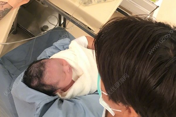 歐弟二胎得女，一家產(chǎn)房合照(2)