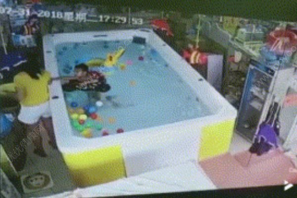 1歲寶寶溺水90秒母親在旁邊看手機，3次提醒被忽視(1)