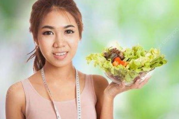 高校食堂擺體重秤，網(wǎng)友：稱完還敢放開吃嗎？大學生如何減肥？(3)